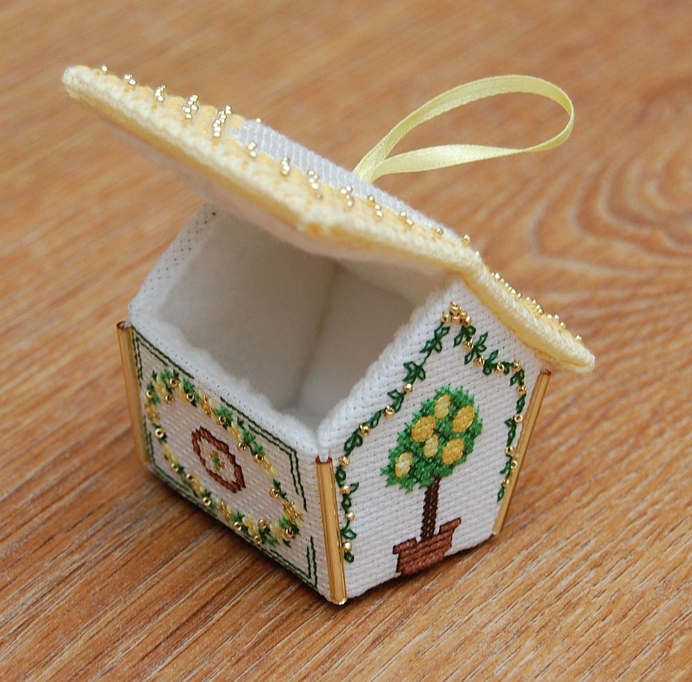 Sárga mézeskalács-házikó - 3D keresztszemes karácsonyi dísz