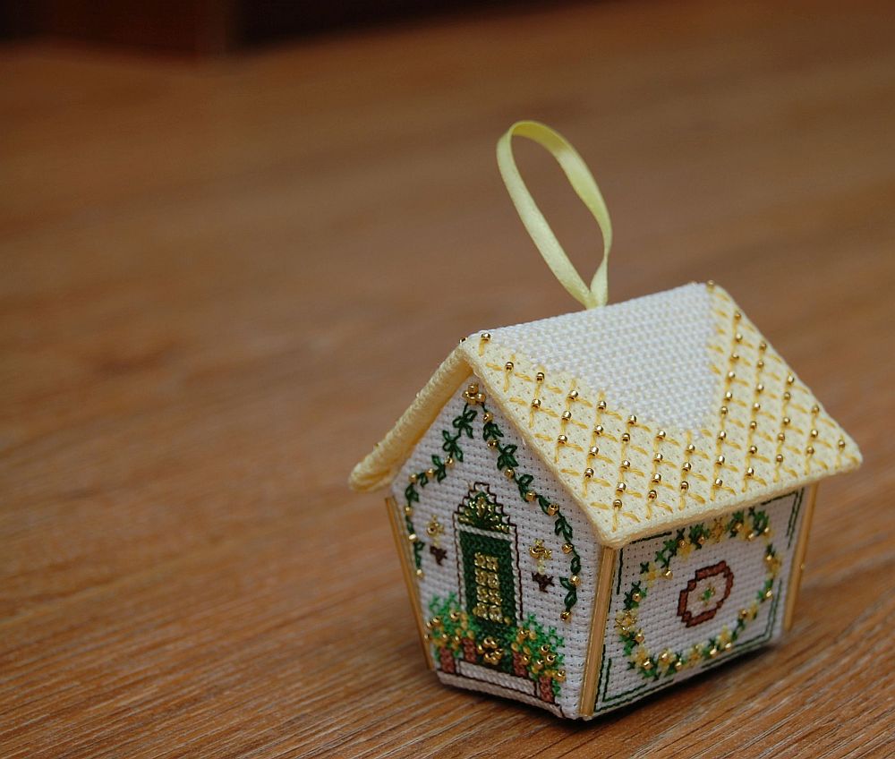 Sárga mézeskalács-házikó - 3D keresztszemes karácsonyi dísz